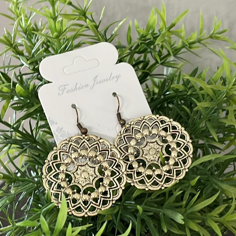 Women Gold tone Bohemian style earrings 🌿🆕🌿